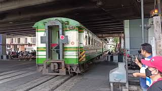 04/07/65 รถชานเมือง 367 กท.-ฉท. Alsthom 4128 ริ้วเขียวเกือบทั้งขบวน(ยกเว้นตู้หน้า) กำลังออกจากพญาไท