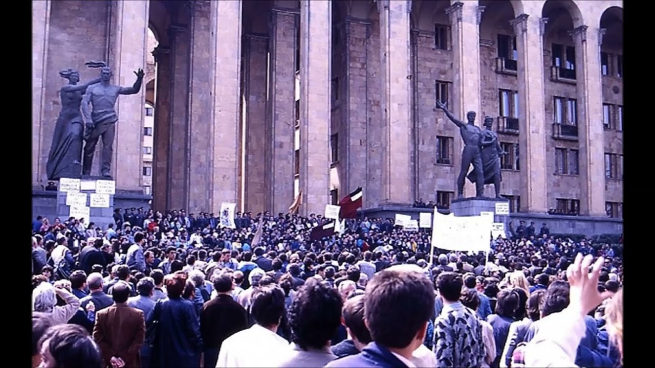 9 апреля 18 30. Тбилиси 1989 9 April.. 9 Апреля 1989 Тбилиси. 1989 Г. — митинг в Тбилиси. Тбилиси 1989 разгон демонстрации.