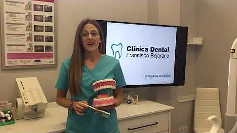 ¿Cómo se masajean las encías con un cepillo de dientes?