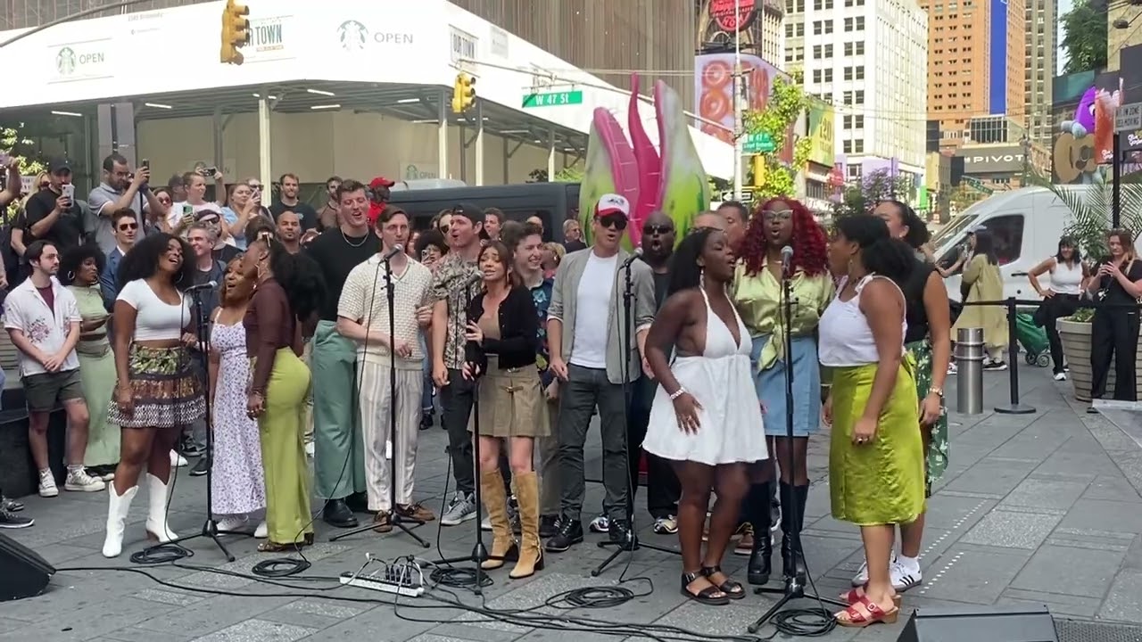 Andrew Barth Feldman, Sarah Hyland Sing 