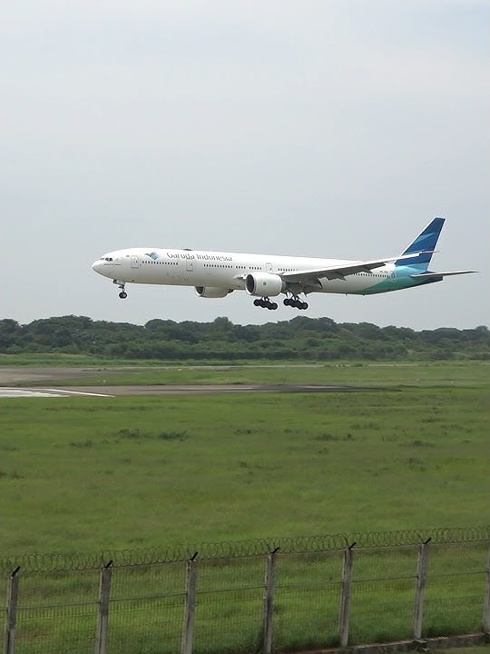Pesawat Boeing 777 Garuda Indonesia Landing di Bandara Soekarno-Hatta Jakarta