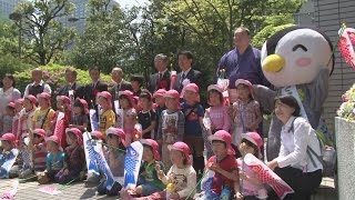白鵬関と園児がこいのぼり