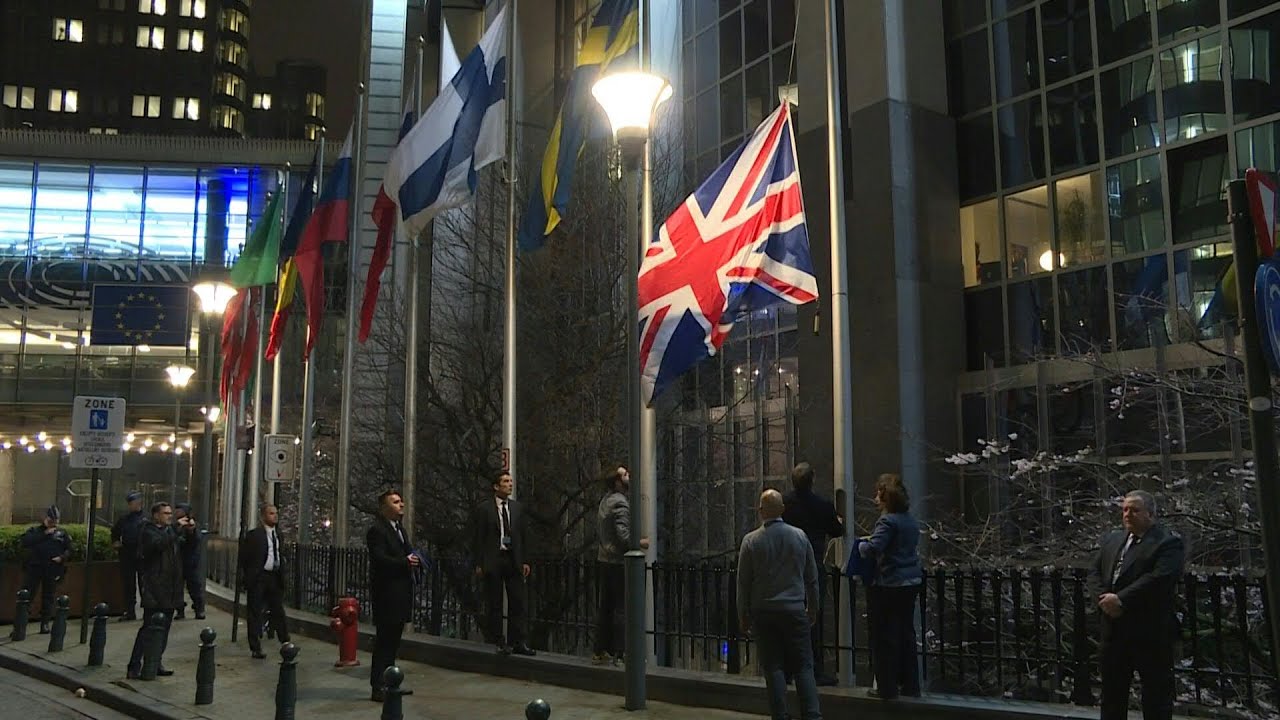 В великобритании спустили флаги. Приспущенный флаг Великобритании. Здание в Брюсселе с флагом. В Брюсселе спустили флаг Британии. Поднятие флага Британии.
