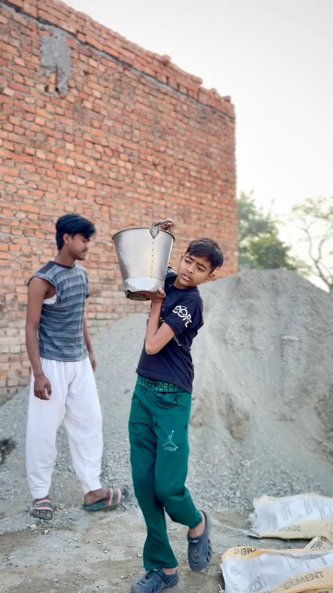 क्या बच्चा गाऊ जाकर अपनी माँ से मिल पाएगा? #foryou #emotional #explore  #shortsfeed #hearttouching