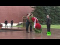 بوتين يرفض استخدام المظلة رغم الأمطار الغزيرة أثناء وضع الزهور على ضريح الجندي المجهول
