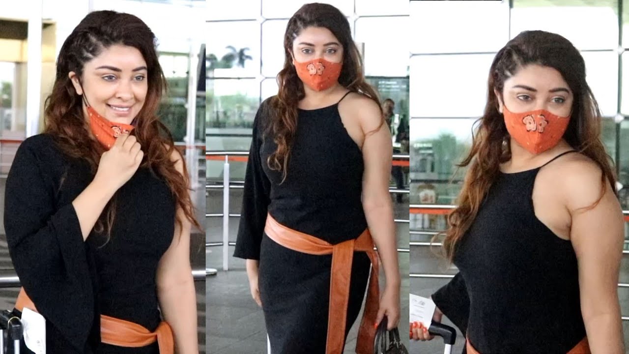 Payal Ghosh Looks H0T In Full Black At The Airport