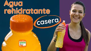 Agua rehidratante tipo Gatorade, casera, con menor cantidad de azúcar, más vitaminas y minerales.