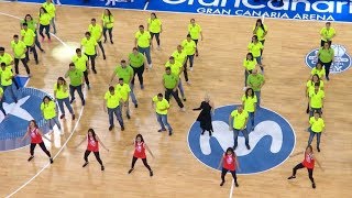 Soraya baila con los voluntarios Qué bonito, el himno de la Copa