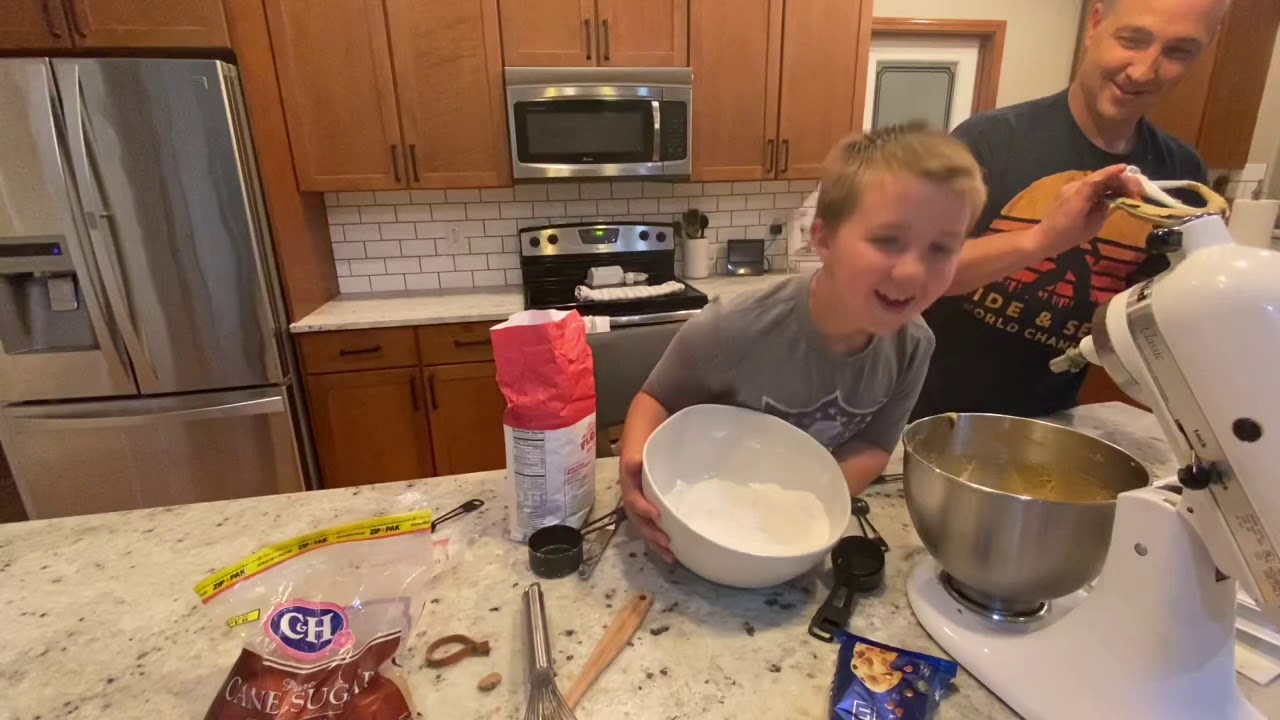 Mini KaDe makes Magnolia Cookies