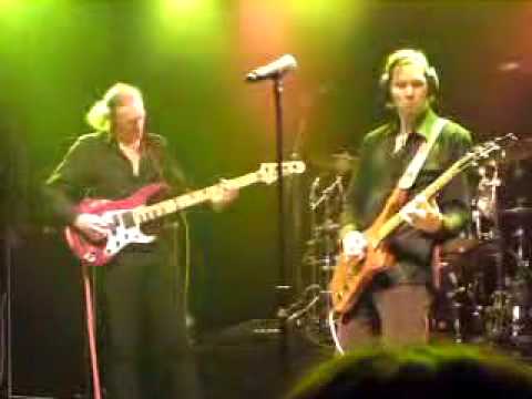 MR.BIG 2009 - Paul Gilbert and Billy Sheehan solo - Live at Train