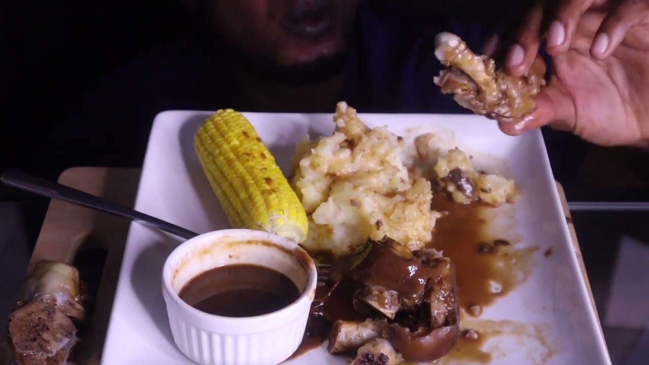 ASMR  Eating pork trotters , 猪蹄 , सूअर का मांस ,manitas de cerdo ,pieds de porc.