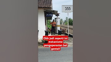 Begini cara mengoperasikan bel genta pintu perlintasan kereta api.