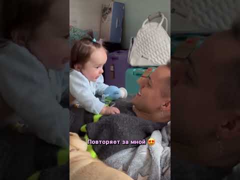 Повторяет за мной😍