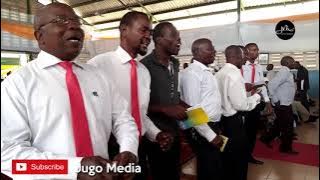 MIMI NI NANI - WANAKWAYA WA PAROKIA YA MAVURUNZA WALIVYOIMBA KWA SHANGWE KUSHANGILIA MAPADRE WAPYA