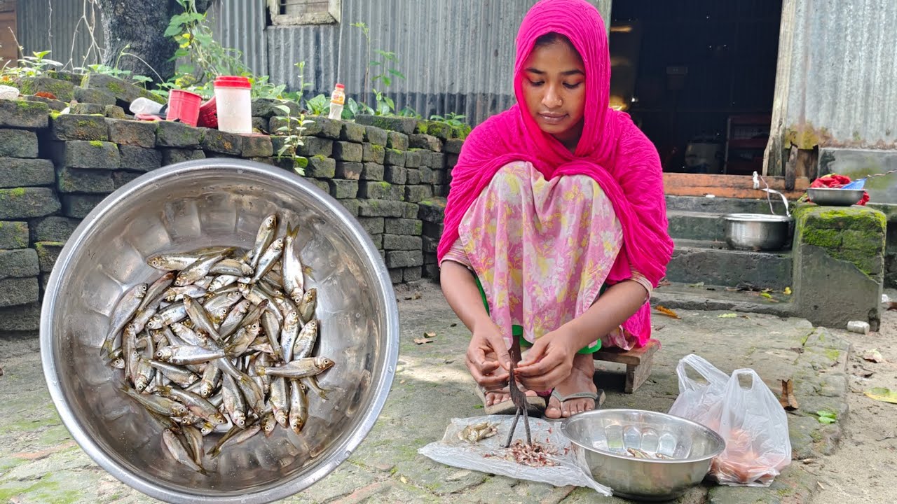 বর্ষার দিনে গুরা চেলা মাছ সাথে আলু দিয়ে চচ্চড়ি রান্না করে খেলে সারাজীবন মুখে লেগে থাকবে।Chela Fish