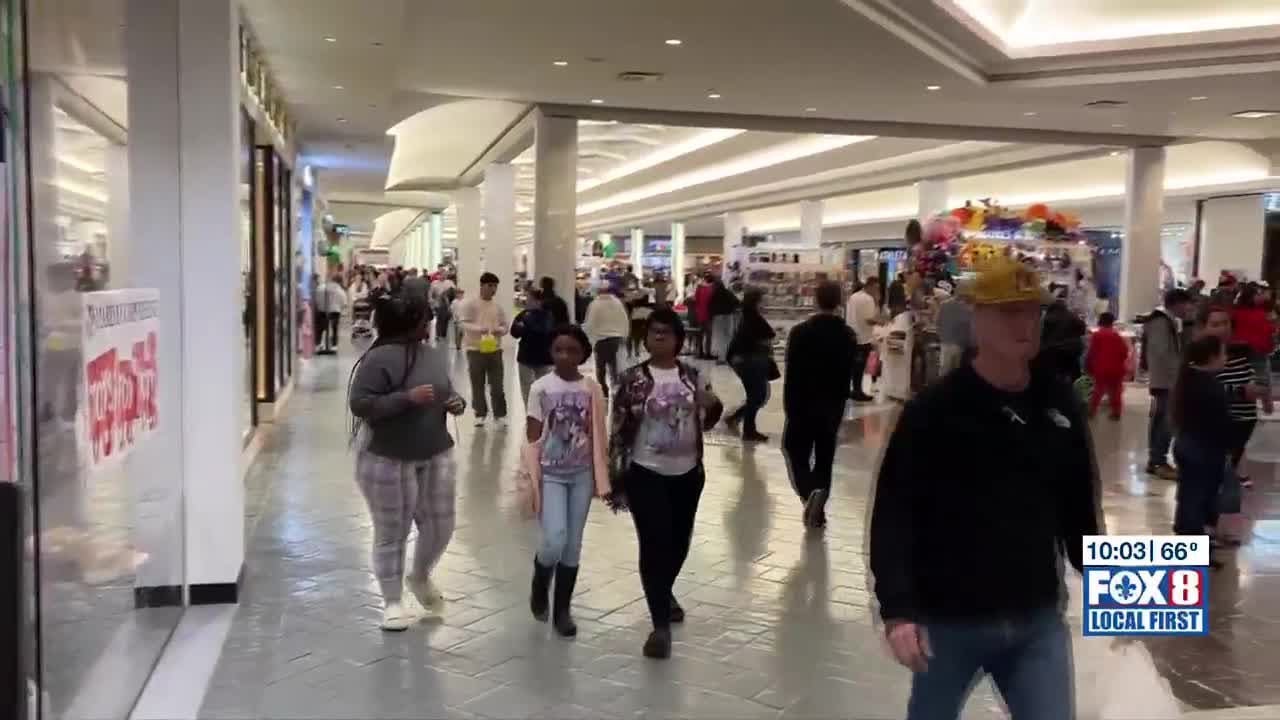 Last-minute shoppers get final moments with Santa Claus at ...