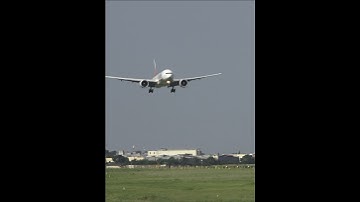 Nonton dari Dekat Pesawat Raksasa Boeing 777 Landing di Runway 24 Bandara Soekarno-Hatta Jakarta