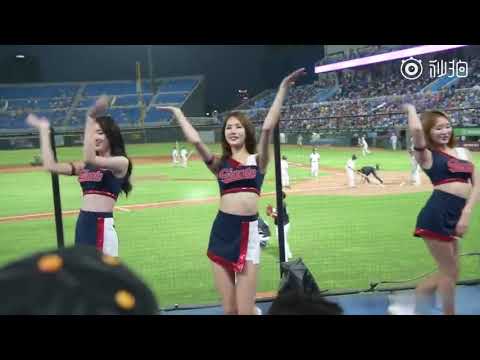 韩国性感美女球场上火力全开 能让人好好看球赛吗