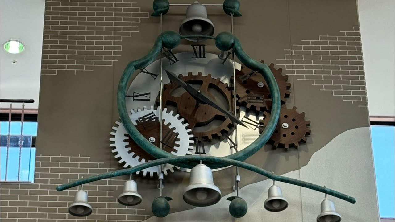 シンプル！イオン登別店からくり時計「鐘時計」 - YouTube