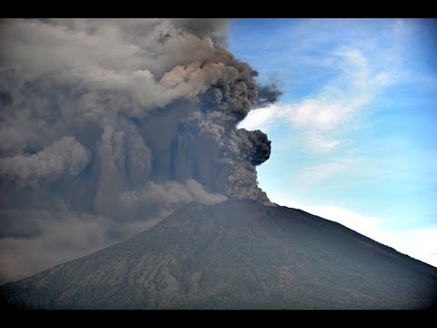 Video: Volcano Tyatya - lub roob hluav taws ua pa ntawm Kunashir Island