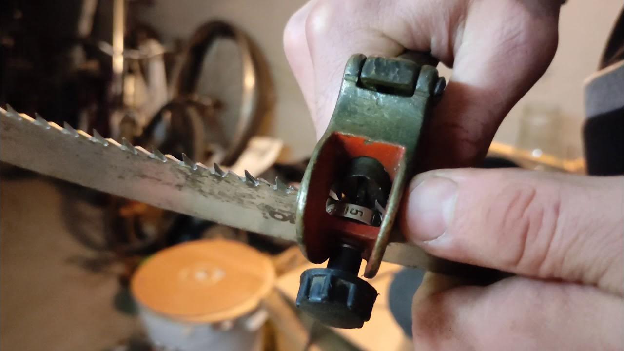 Заточка пилы видео. Заточка пильного полотна dt2978. Заточка зубьев ножовки по дереву. Заточка ножовки по дереву. Заточка пилы бензопилы.