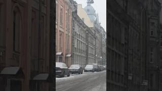 Видео Чистят снег прямо на машины скидывают галерная улица от Мария Гужва, Галерная улица, Санкт-Петербург, Россия