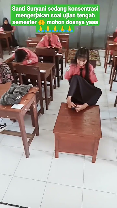 Santi Suryani sedang konsentrasi dan sangat mahir mengetik di HP dengan jari kaki disaat ujian 🙏🙏🙏🙏🙏
