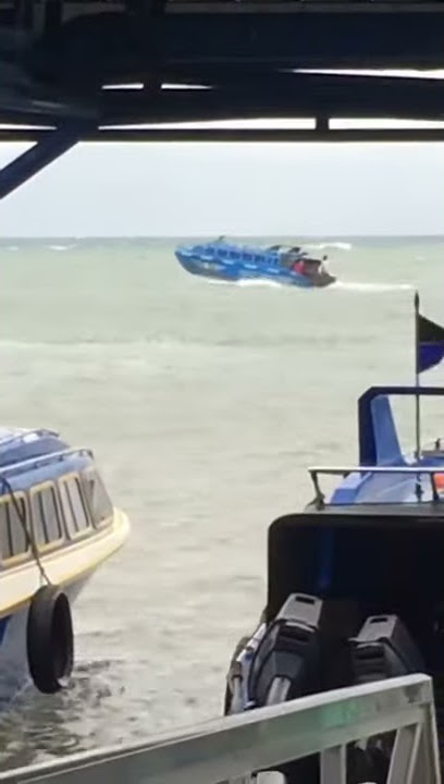 ombak besar di pelabuhan sofifi maluku utara