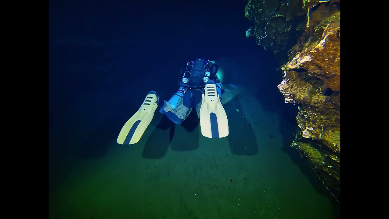 Cave diving at Ginnie Springs - Mainland passage