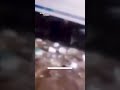 Pasajeros de una combi tuvieron que salir por las ventas tras quedar atrapados por inundaciones