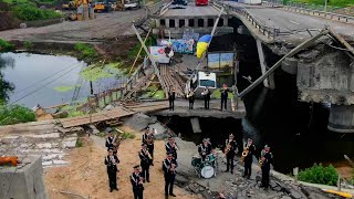 Гімн України: поліцейські Київщини заспівали на розбитому окупантами Романівському мосту
