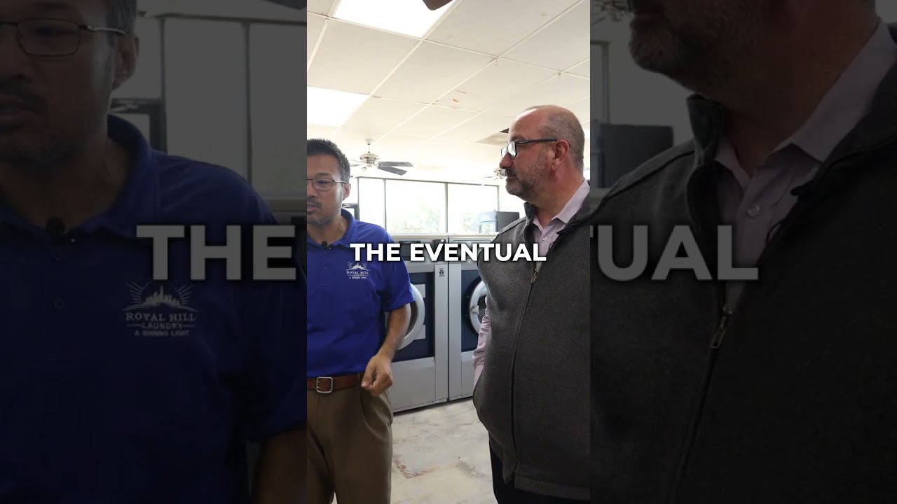 Экскурсия по прачечной с промышленными столами и прессовальными машинами.