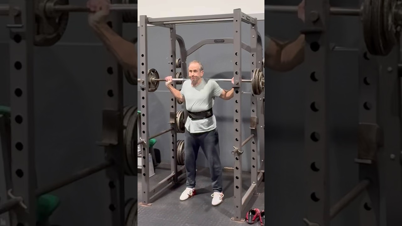 Учусь приседать со штангой на спине в 61 год. 