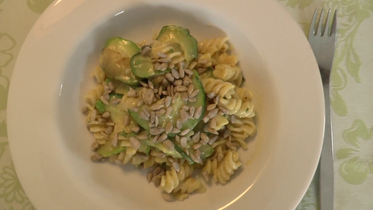 Zucchini mit Nudeln in Sahnesauce - YouTube