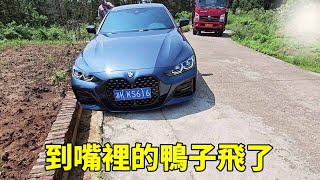 美女讓路把車開斤了溝裡，開挖機剛到現場準備救援，結果美女自己把車開出來了！ 【陳師傅開挖機】