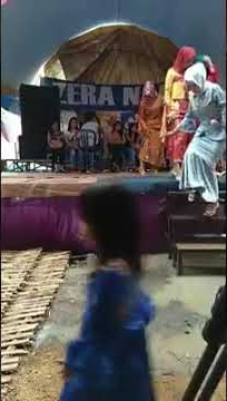 Viral mama muda jatuh dari panggung