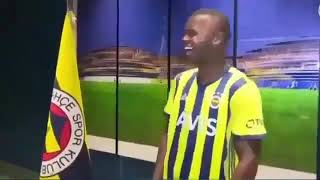 Fenerbahçeli Futbolcu Hiko Baba Gülüşü Yapıyor - Hiko Universe Resimi