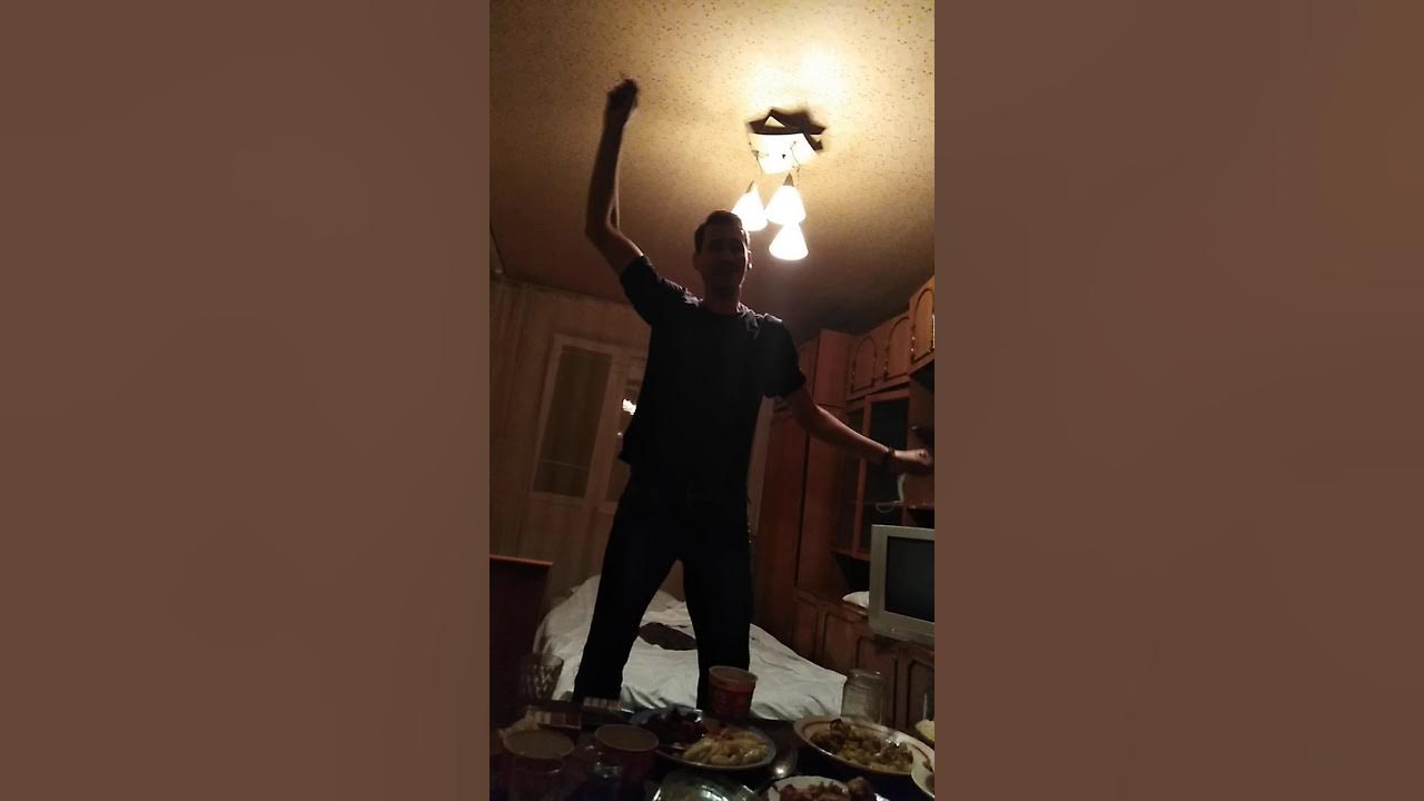 человек пишущий письмо. мастер жжет. данил мастер уяаниску прамшт 51. горящие страницы книги. гоголь сжег 2 том мертвых душ.