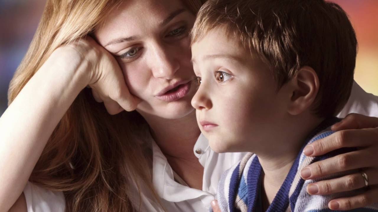 женщина в бегах (2017). девушка с младенцем на руках. статус про чужих детей. ребенок прощается с мамой. послеродовая депрессия москва.