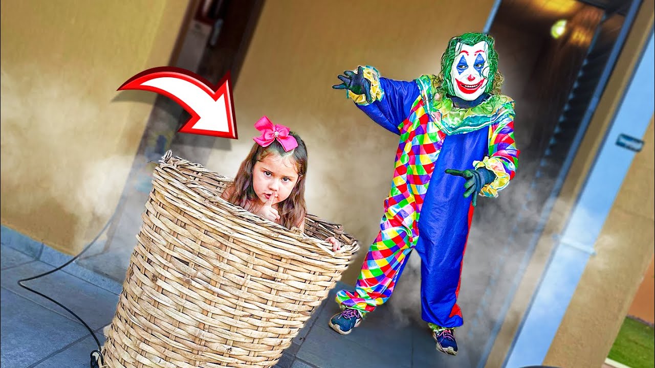 MINHA IRMÃZINHA ENCONTROU UM ESCONDERIJO PARA ESCAPAR DO PALHAÇO MALVADO!