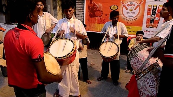 "পুজোর হুল্লোড়ে ঢাকিদের হারিয়ে যাওয়া গল্প: কে রাখে তাঁদের খোঁজ?"