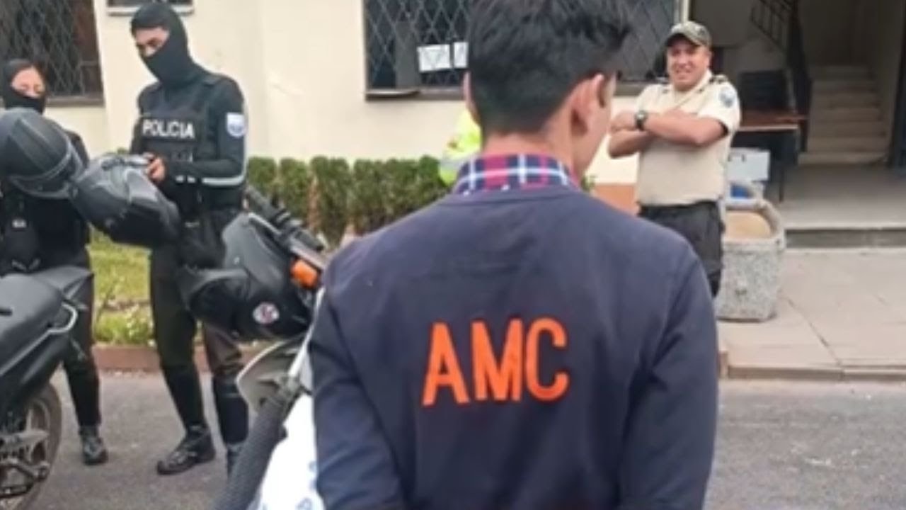 Falso inspector del AMC capturado al exigir dinero a constructoras en Quito