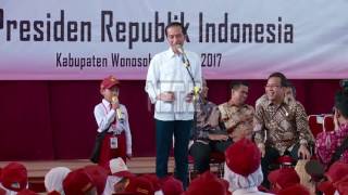 Bocah Ini Bacakan Puisi Sepeda untuk Jokowi