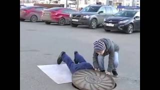 Провалился под люк пранк Провалился под люк пранк