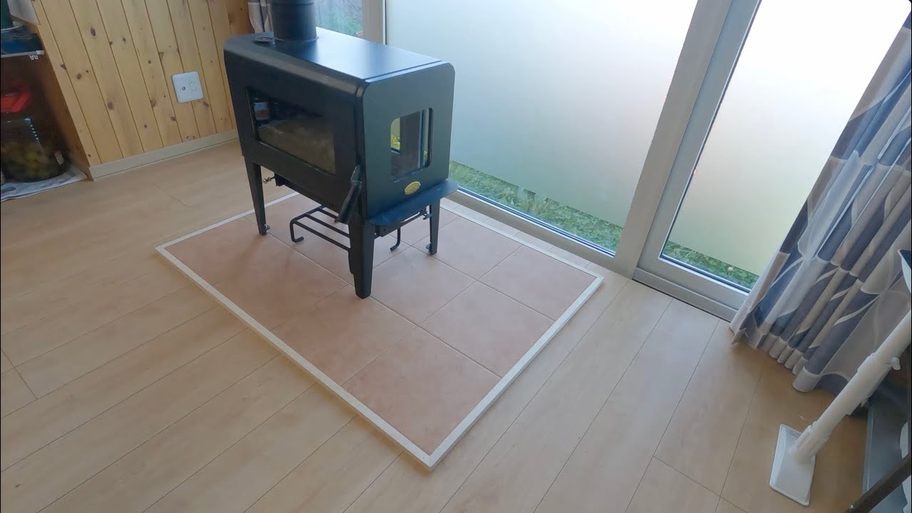 DIY]2時間で作れる！6,500円で出来る！薪ストーブの炉台 - YouTube
