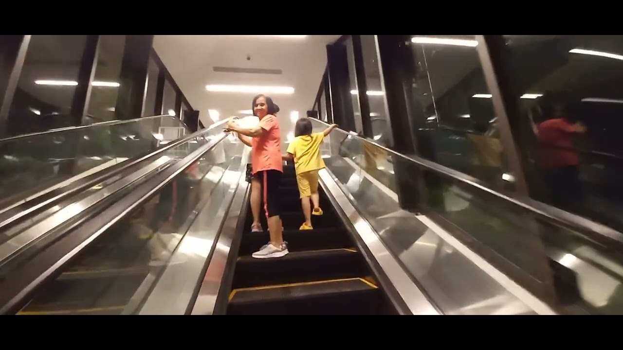 Đi thang cuốn từ bờ biển lên khách sạ Apec Mũi Né ( 16 8 2024)