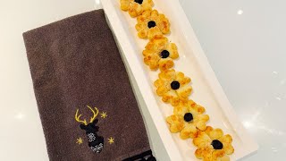 CHRISTMAS TREAT 4 - சீஸ் ஆலிவ் Flowers | Cheesy Olive Flowers | Tamil Baking screenshot 4