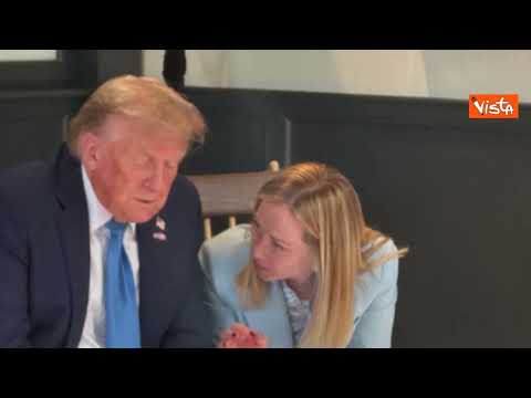 Il bilaterale improvvisato tra Trump e Giorgia Meloni su una panchina