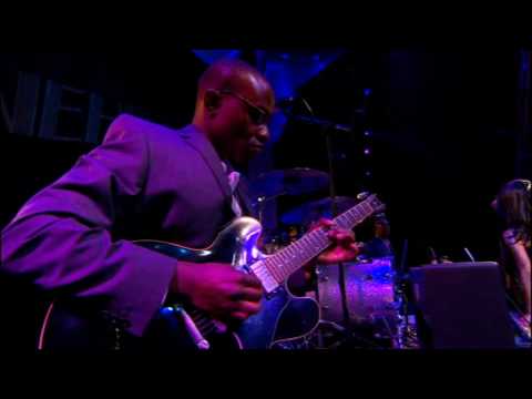 Amy Winehouse introduces the band - Live Glastonbury 2008