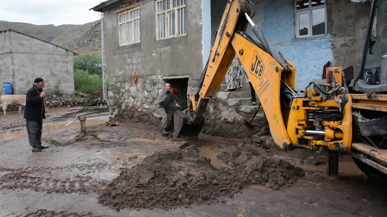 Sağanak yağış Patnos'un köylerine zarar verdi